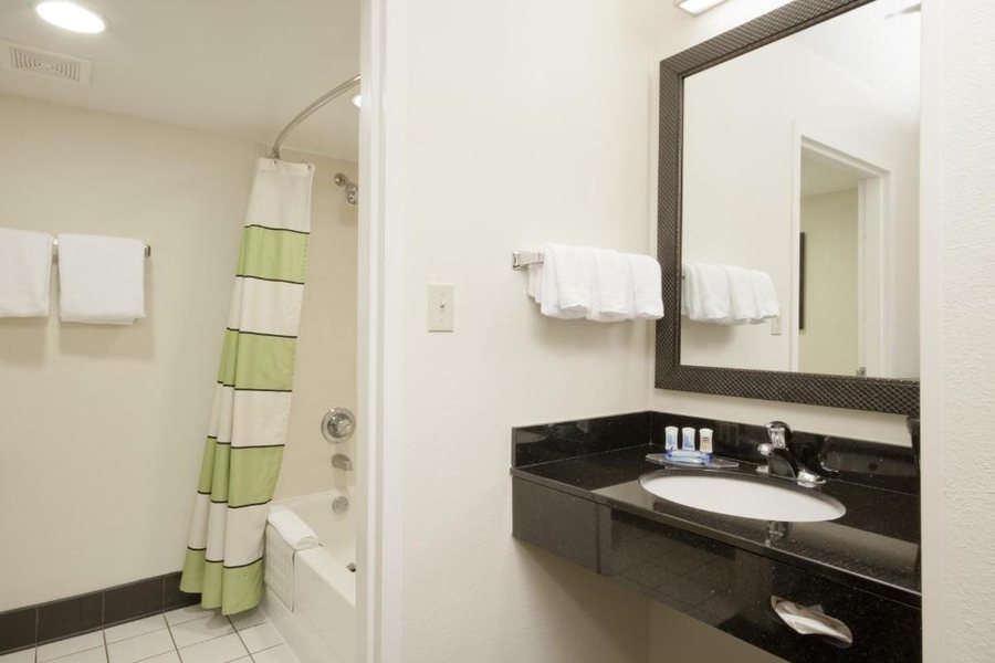 Wingate by Wyndham Gurnee — Bathroom