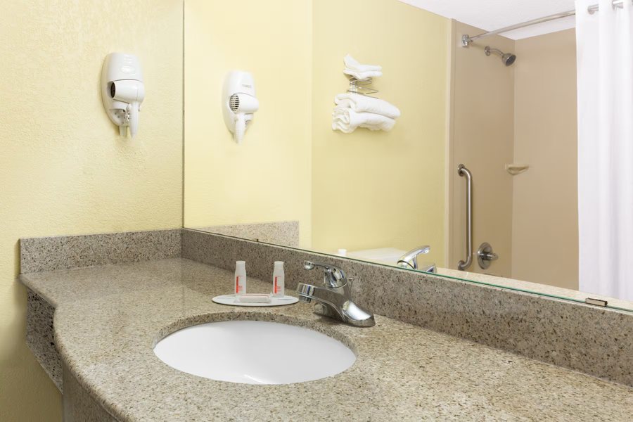 Wingate by Wyndham Hattiesburg — Bathroom