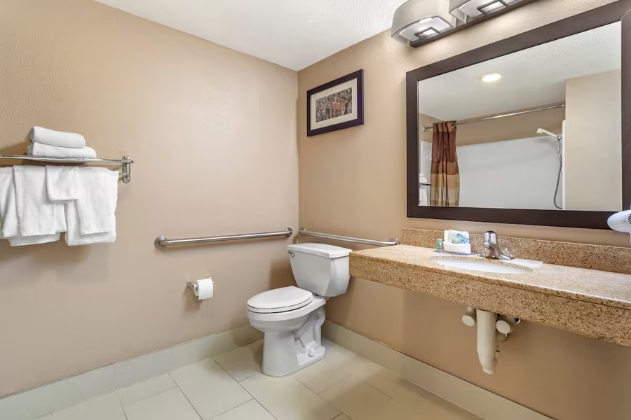 Wingate by Wyndham Horn Lake Southaven — Bathroom