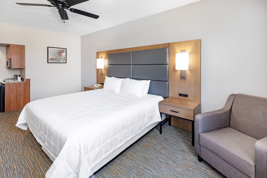 Wingate by Wyndham Houston Bush Intercontinental Airport — Guest room