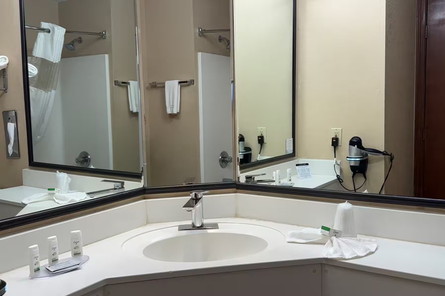 Wingate by Wyndham Indianapolis Airport Plainfield — Bathroom