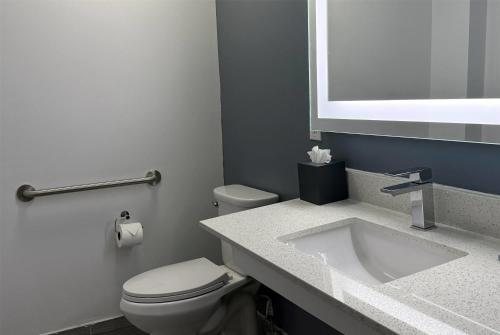 Wingate by Wyndham Indianapolis Airport Rockville Rd — Bathroom