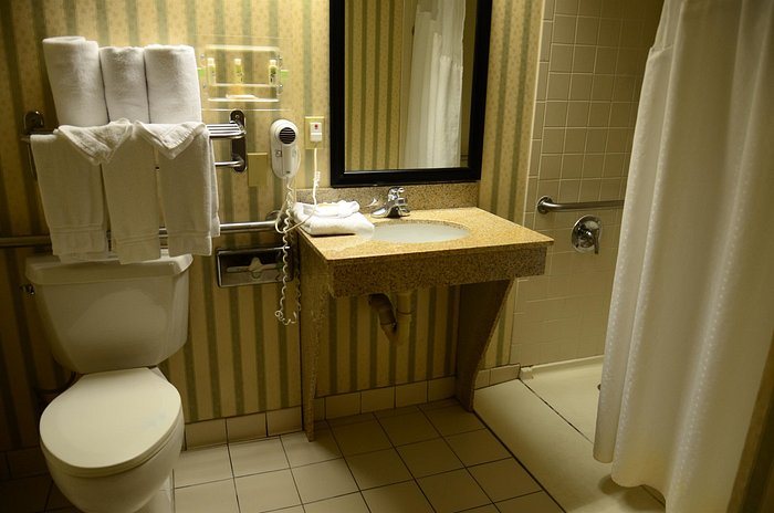 Wingate by Wyndham Kansas City Northeast — Bathroom