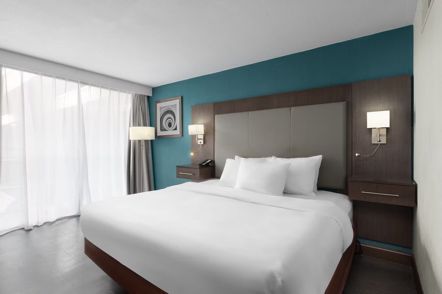 Wingate by Wyndham Kansas City Northeast — Guest room