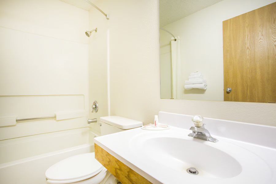 Wingate by Wyndham Kingman — Bathroom