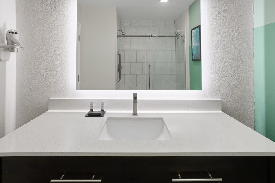 Wingate by Wyndham Kings Bay Naval Base — Bathroom