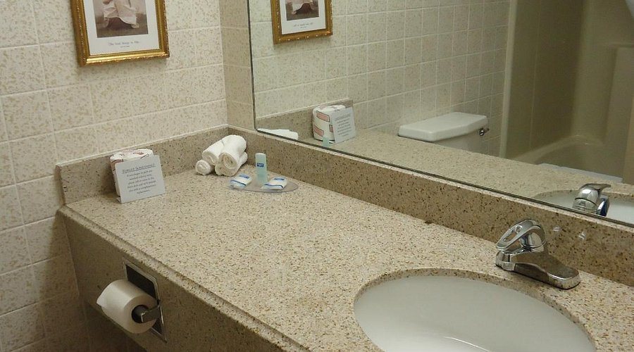 Wingate by Wyndham Lake George — Bathroom