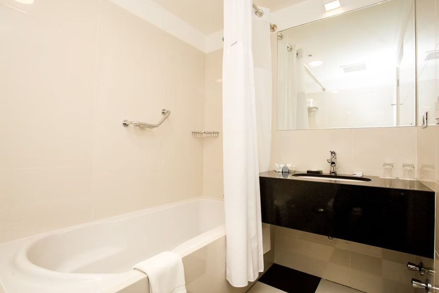Wingate by Wyndham Lima Downtown — Bathroom