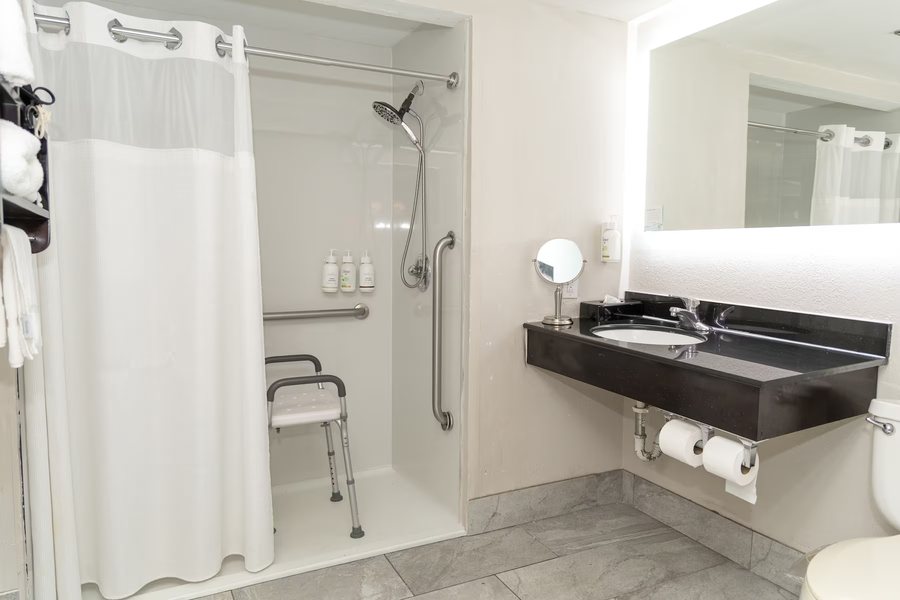 Wingate By Wyndham Little Rock — Bathroom