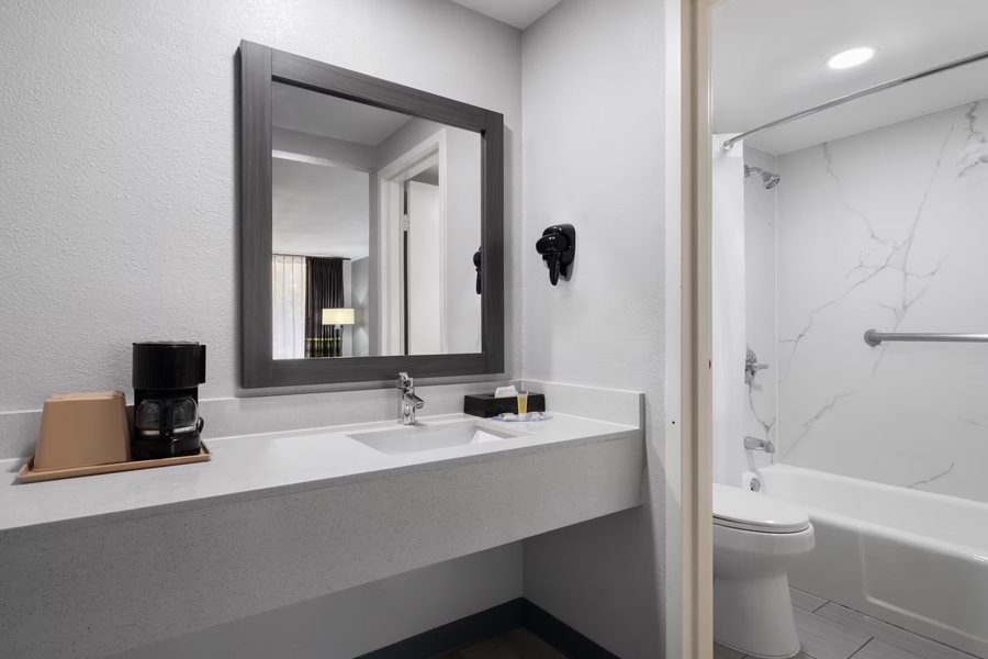 Wingate by Wyndham Longview North — Bathroom