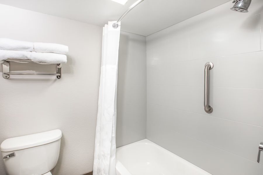 Wingate by Wyndham Louisville Fair Expo Center — Bathroom