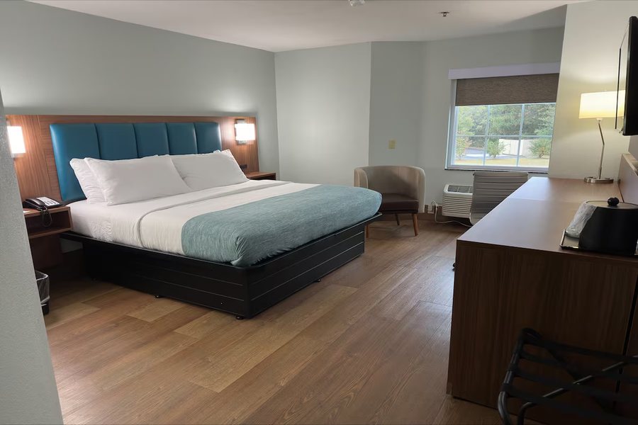 Wingate by Wyndham Macon — Guest room