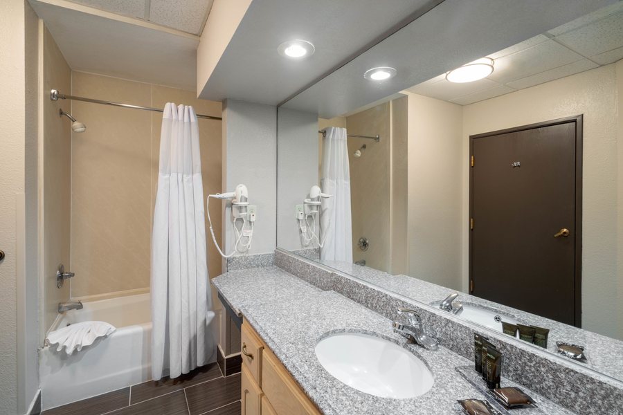 Wingate by Wyndham Memphis East — Bathroom