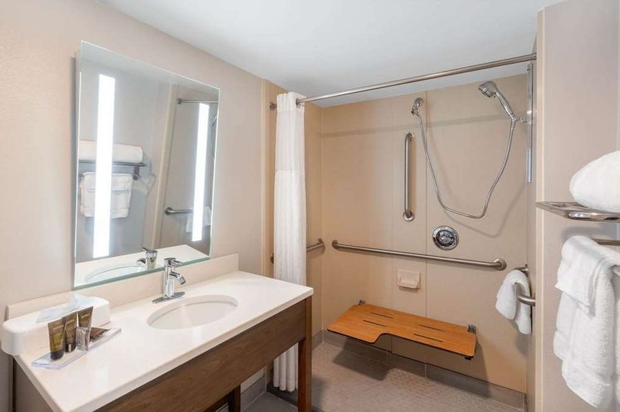 Wingate by Wyndham Mobile — Bathroom