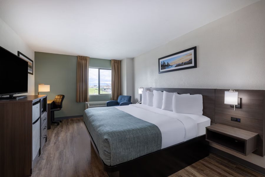 Wingate by Wyndham Mobile — Guest room