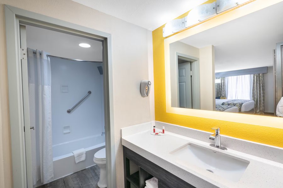 Wingate By Wyndham Murfreesboro Near Mtsu Murfreesboro Tennessee — Bathroom