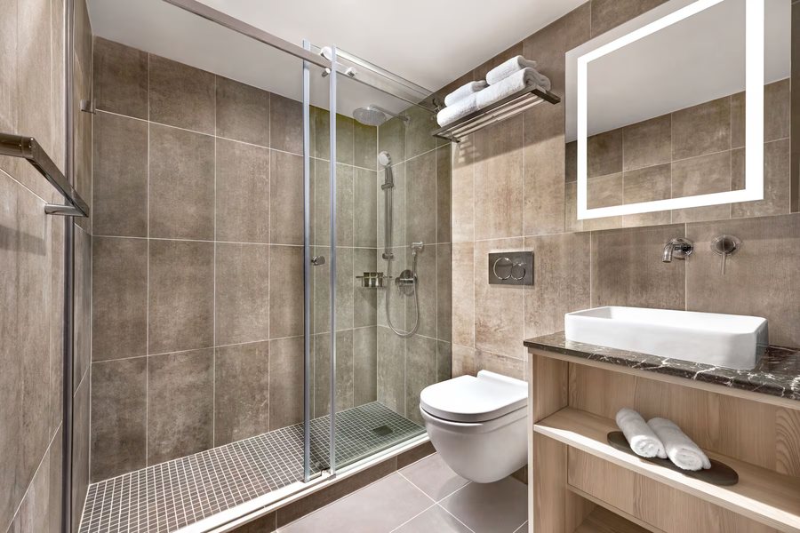 Wingate by Wyndham New York Midtown South 5th Ave — Bathroom