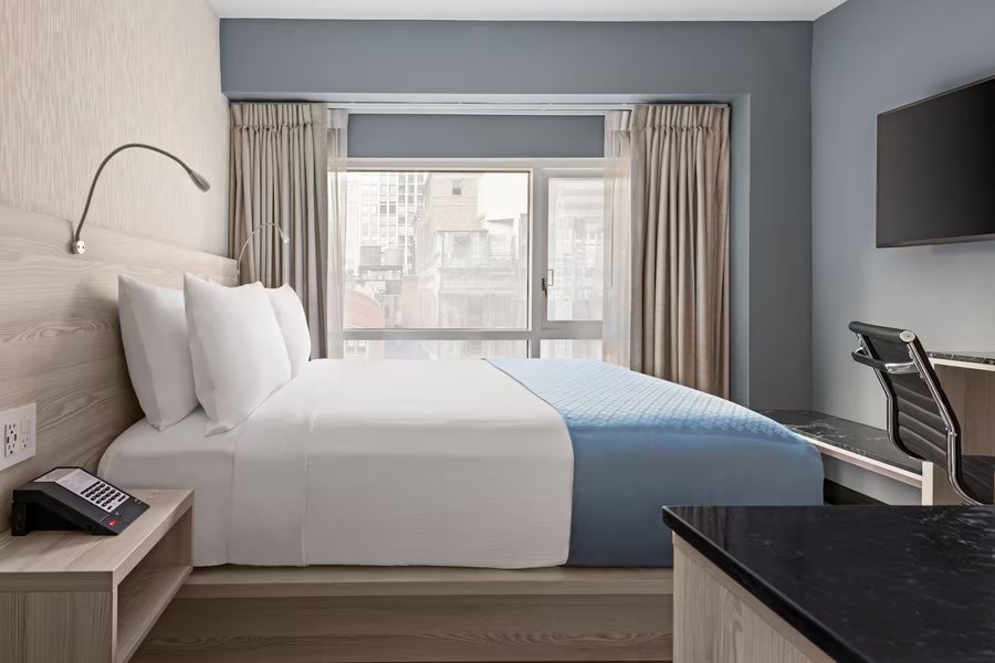 Wingate by Wyndham New York Midtown South 5th Ave — Guest room