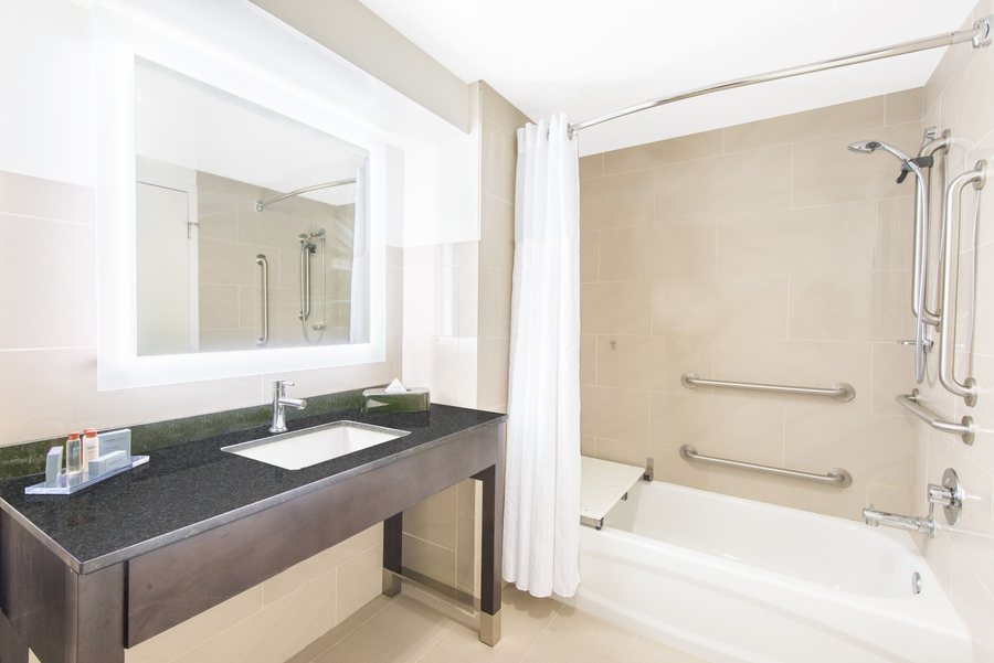 Wingate by Wyndham Niagara Falls — Bathroom