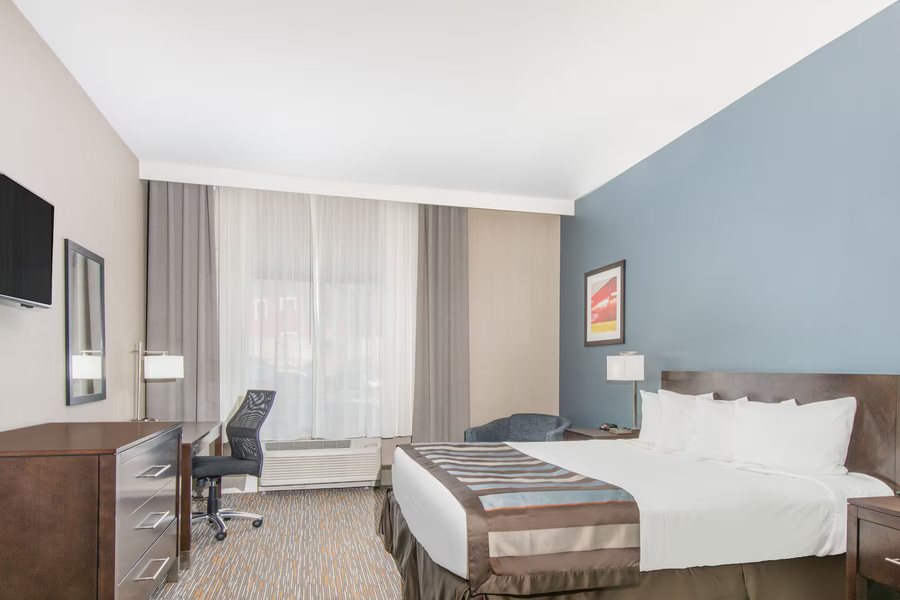 Wingate by Wyndham Niagara Falls — Guest room