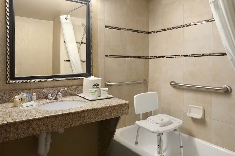 Wingate By Wyndham North Little Rock — Bathroom
