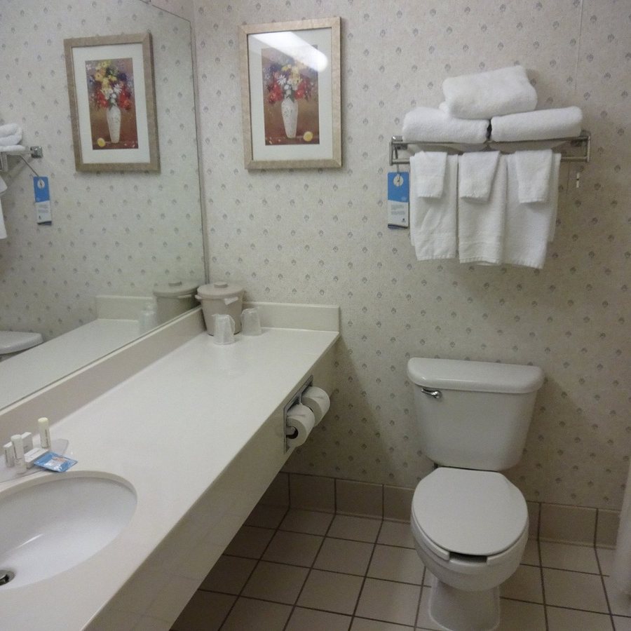 Wingate by Wyndham Oklahoma City South — Bathroom