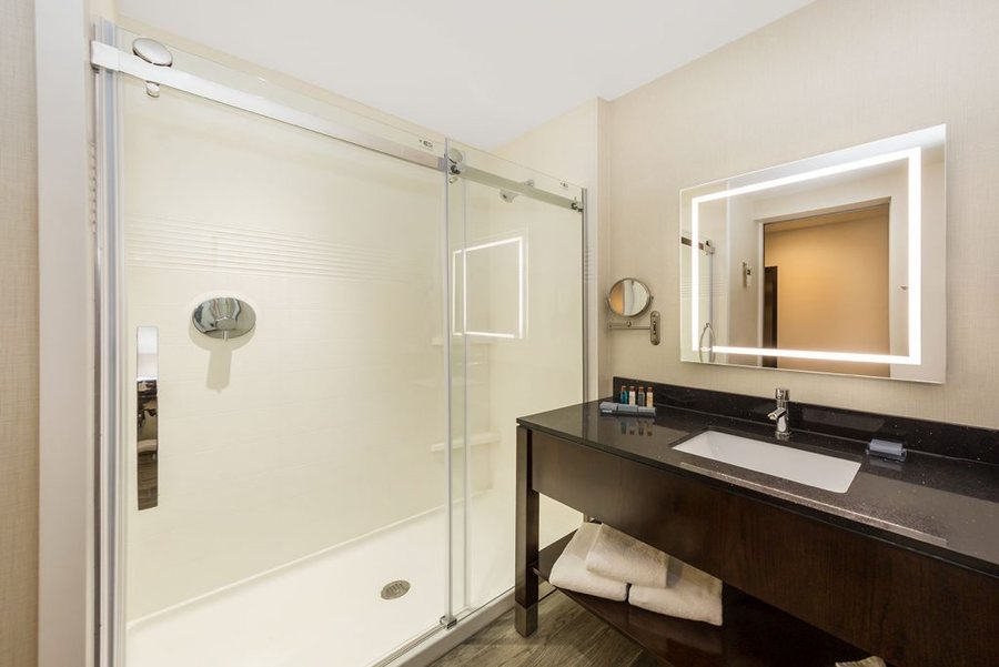 Wingate by Wyndham Owensboro — Bathroom
