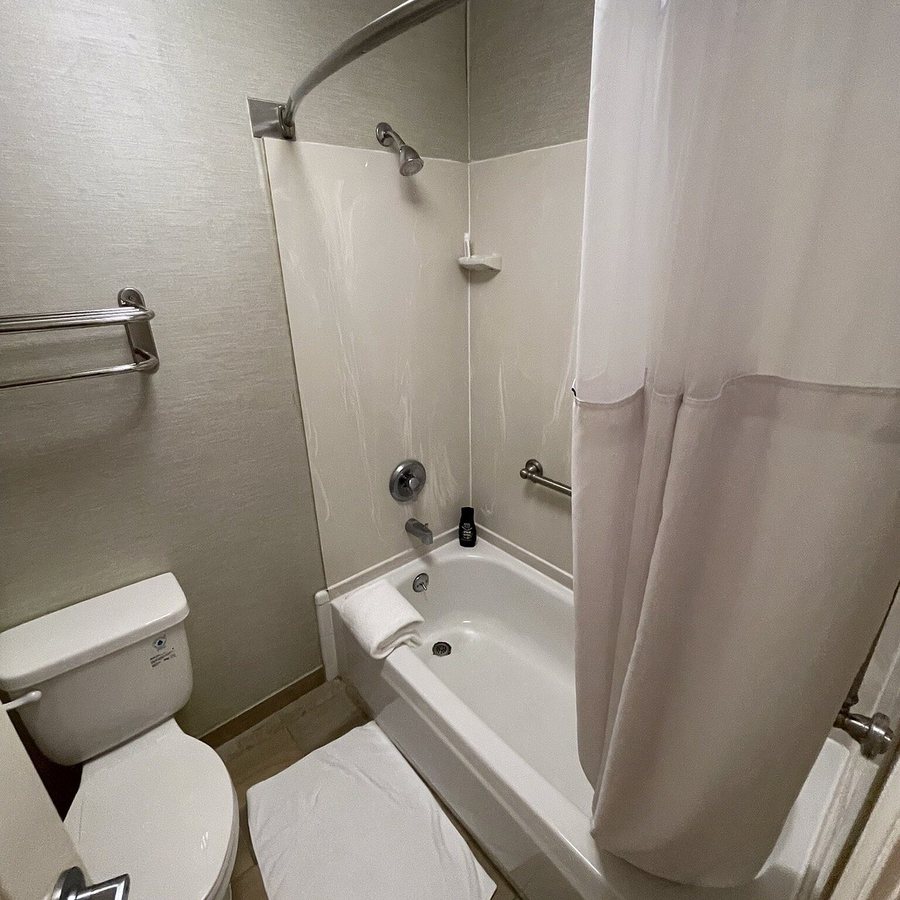 Wingate by Wyndham Port Wentworth Savannah Area — Bathroom