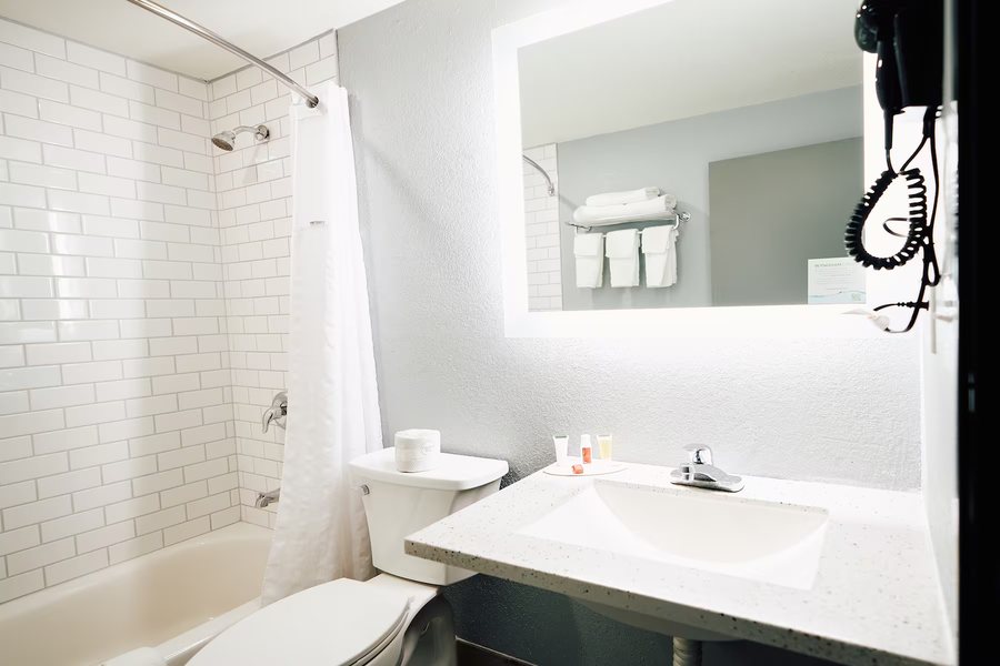 Wingate by Wyndham Pueblo — Bathroom
