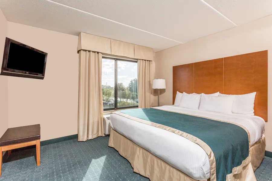 Wingate by Wyndham Richmond Short Pump — Guest room