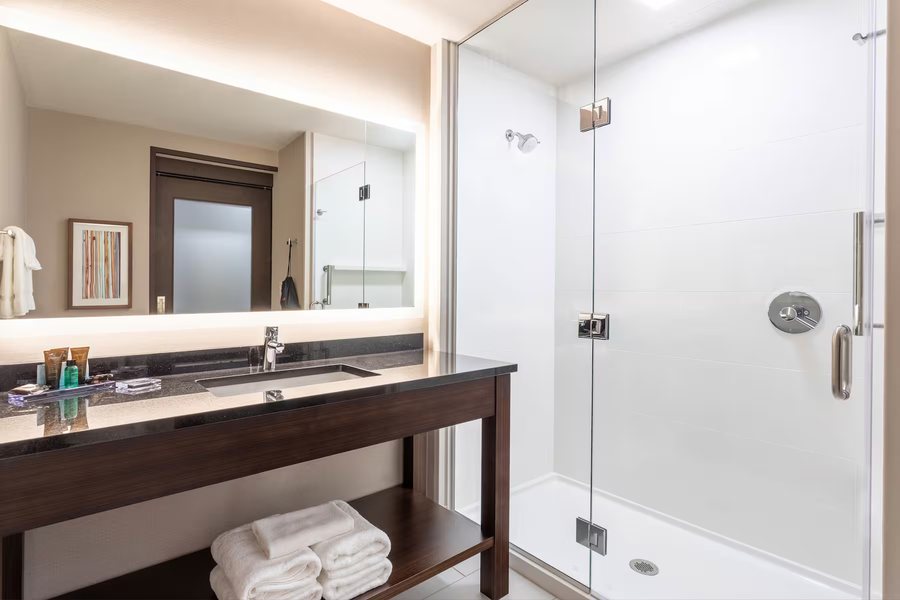 Wingate by Wyndham Ridgeland — Bathroom