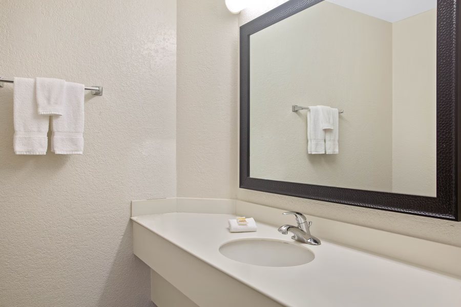 Wingate by Wyndham San Marcos — Bathroom