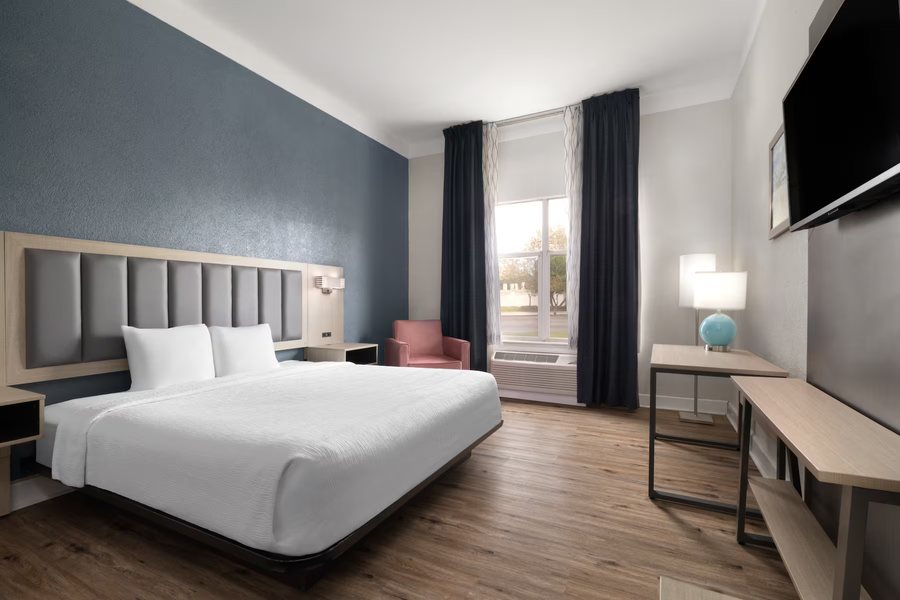 Wingate by Wyndham Savannah Airport — Guest room