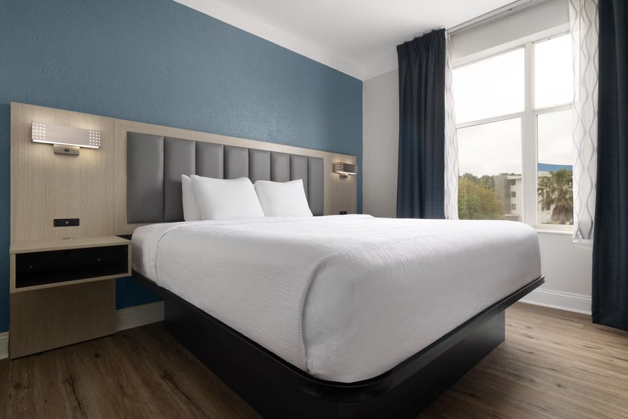 Wingate by Wyndham Savannah Gateway — Guest room