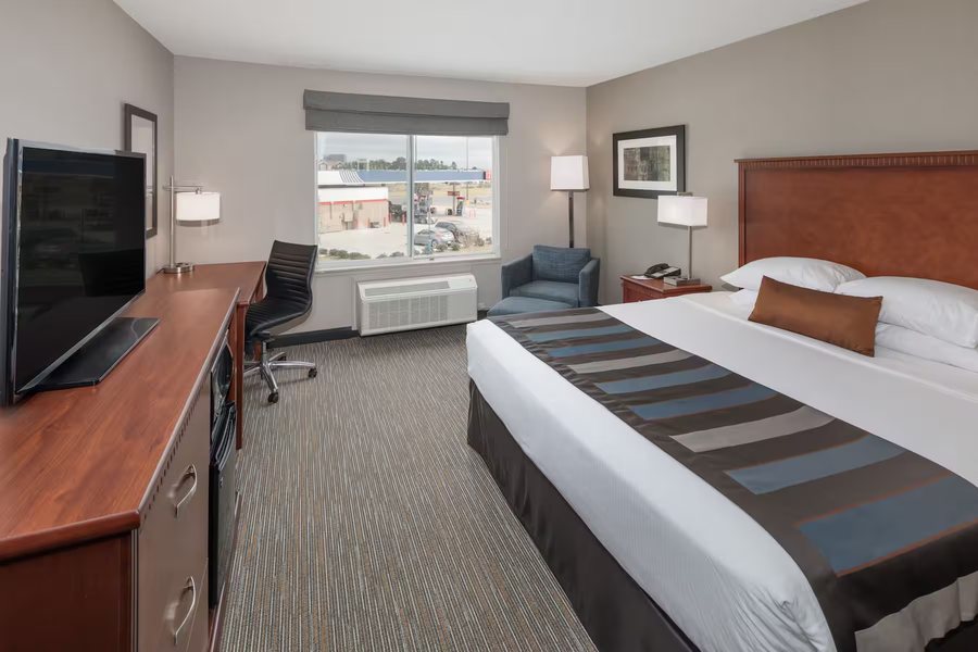 Wingate By Wyndham Shreveport Airport — Guest room