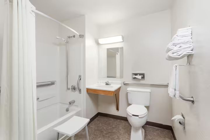 Wingate by Wyndham Sidney — Bathroom