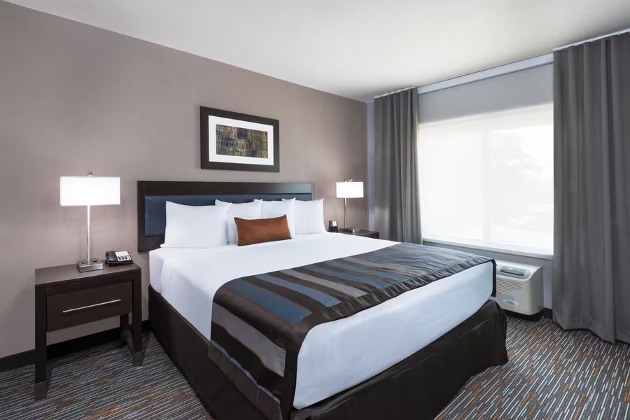 Wingate by Wyndham Sidney — Guest room