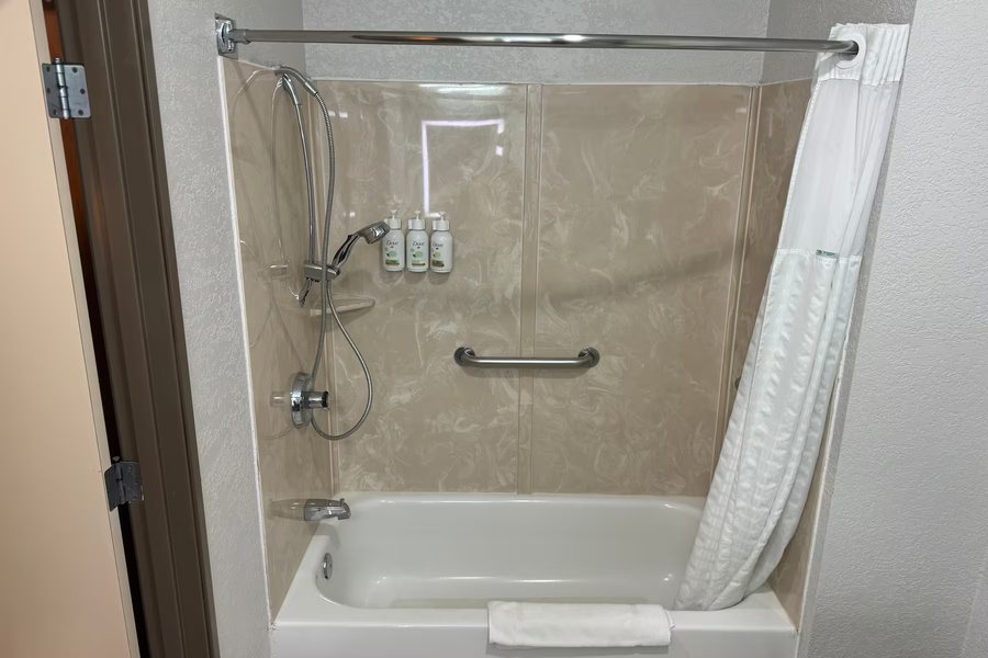 Wingate By Wyndham Sioux City — Bathroom