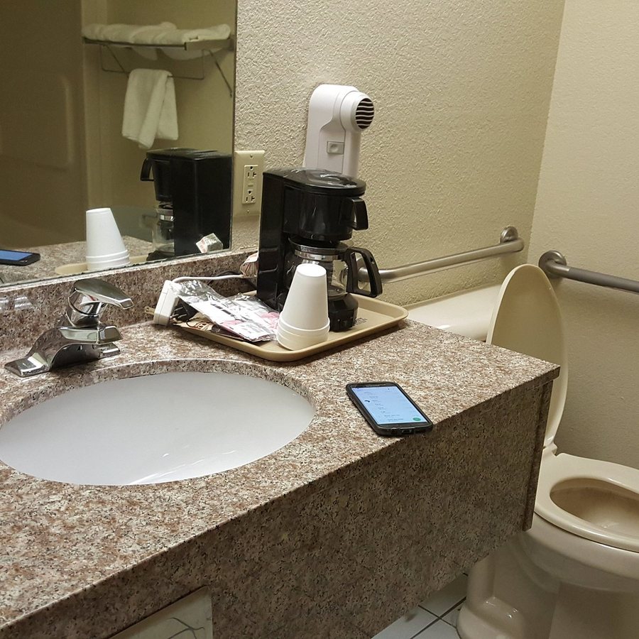 Wingate by Wyndham Somerset — Bathroom