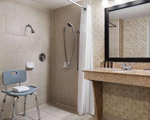 Wingate by Wyndham Southport — Bathroom