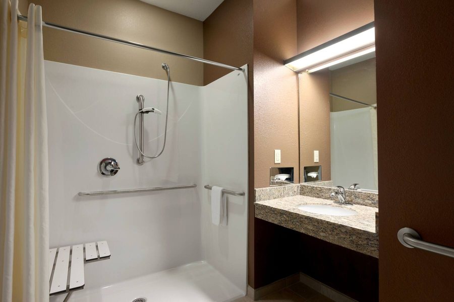Wingate by Wyndham St Clairsville Wheeling — Bathroom