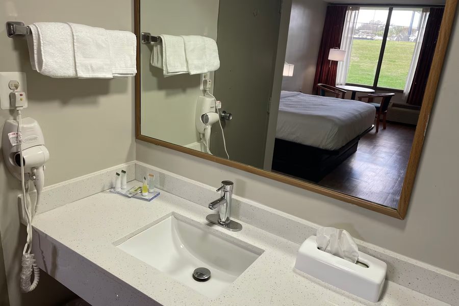 Wingate by Wyndham Valdosta Moody AFB — Bathroom