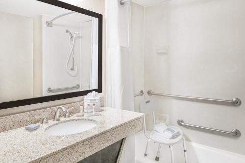 Wingate by Wyndham Wilmington — Bathroom