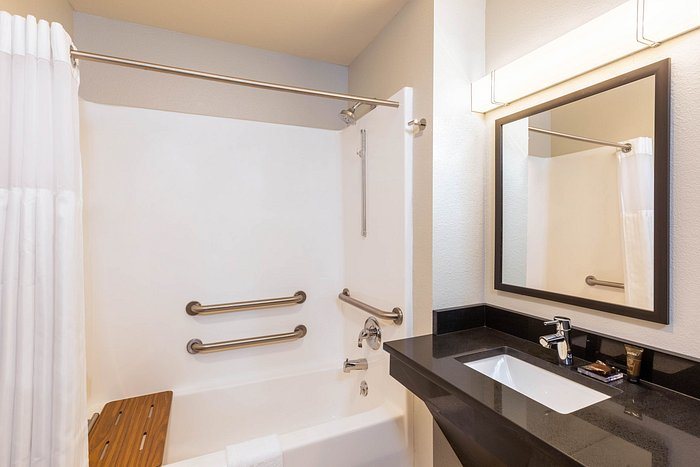 Wingate by Wyndham Wisconsin Dells Waterpark — Bathroom