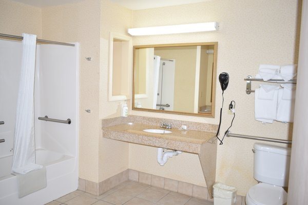 Wingate by Wyndham Youngstown — Bathroom