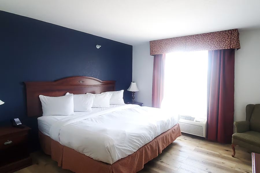 Wingate by Wyndham Youngstown — Guest room