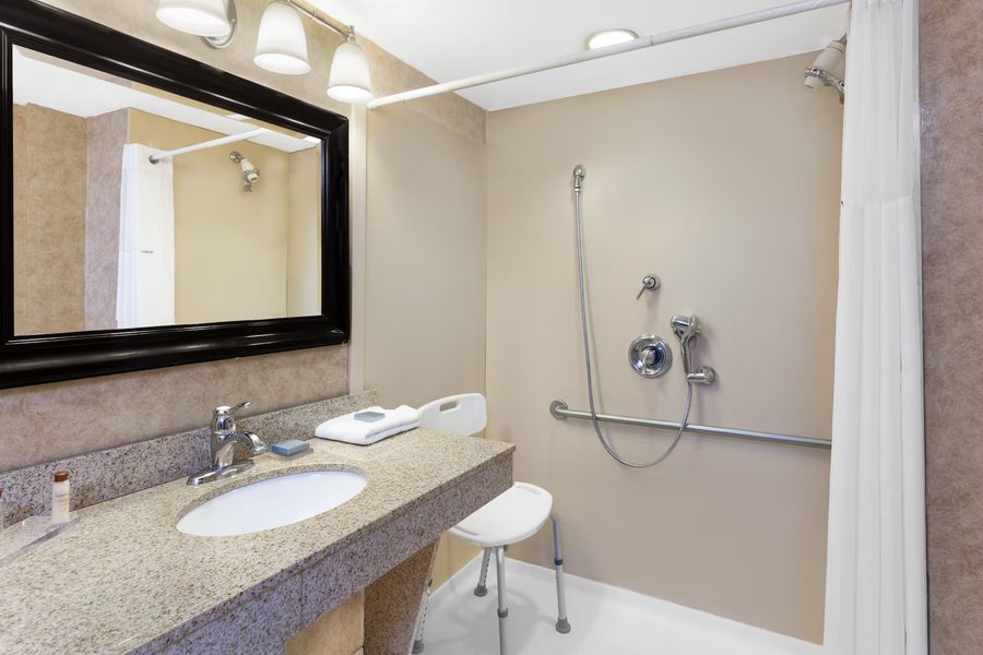 Wingate by Wyndham Yuma — Bathroom