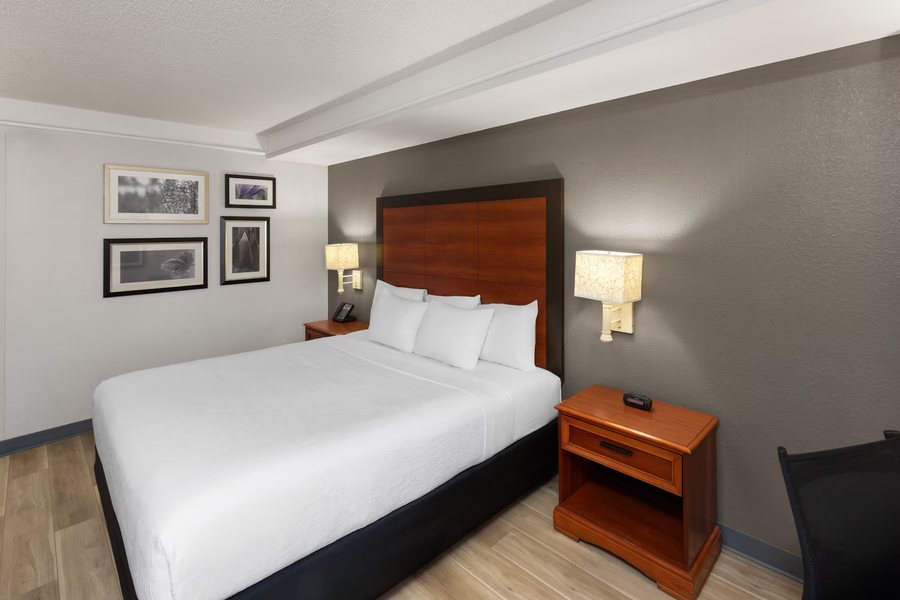 WinnQuest Inn — Guest room