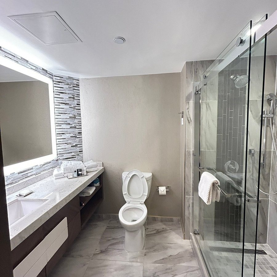 Winston Salem Marriott — Bathroom