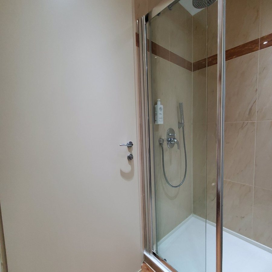Winter Garden Hotel — Bathroom